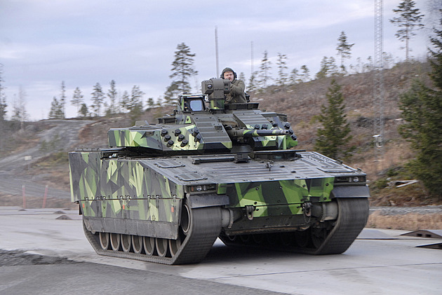 První obrněnec CV90 pro českou armádu vyjede z výroby ve Švédsku