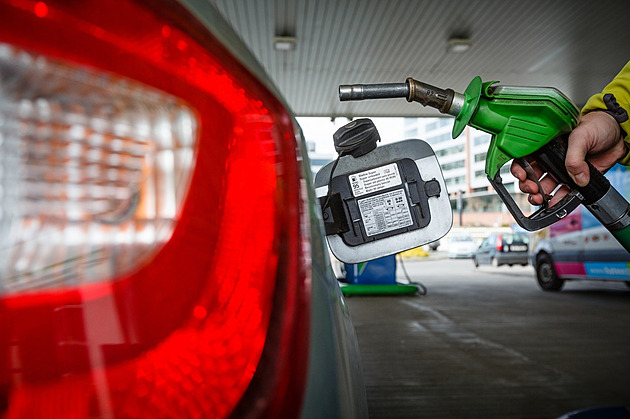 Čerpací stanice zlevňují. Benzin i nafta stojí nejméně od poloviny června