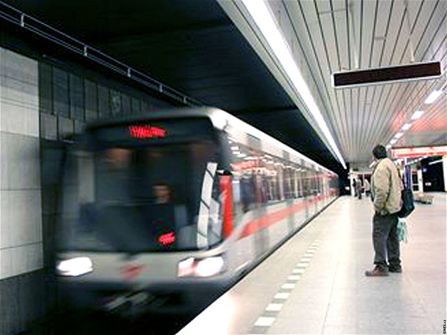 Policie dopadla muže, který na eskalátoru v metru sahal ženě na intimní partie