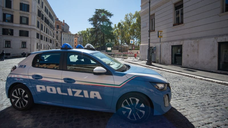 Výbuch otřásl domem, kde zasahovali italští policisté. Tři zemřeli, další lidé jsou zranění