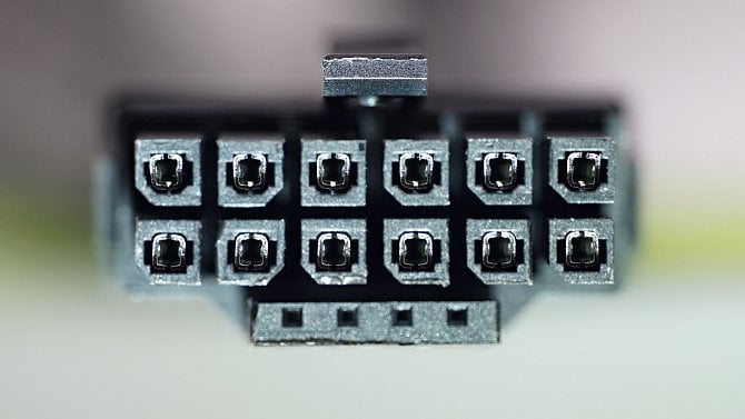12+4pinové konektory u GPU jsou pořád nebezpečné. Čtyři spálené RTX 5090 za dva dny, selhal i u Radeonů