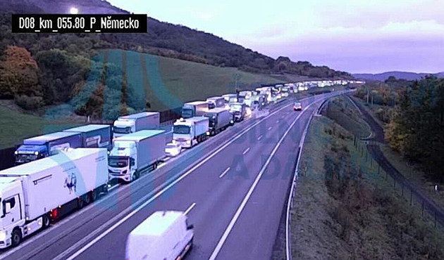 Tragická nehoda na dálnici D8 u Lovosic. Kamion srazil chodkyni, tvořily se kolony
