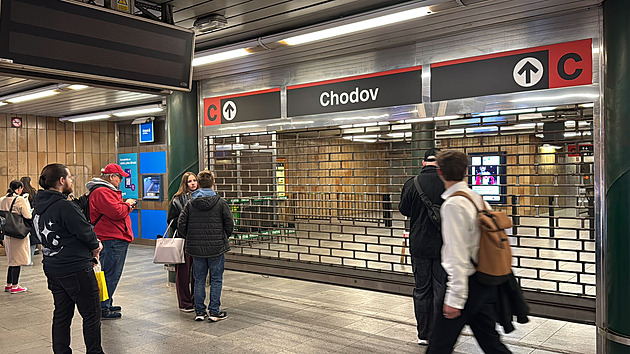 Metro C nejelo po celé délce a v obou směrech. Do kolejiště spadl kryt svítidla