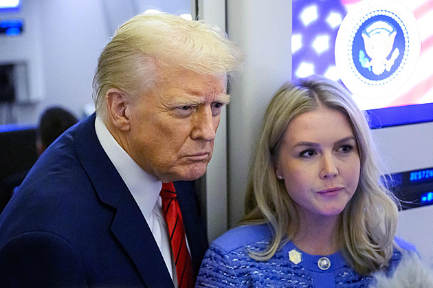 Rty jako kulomet, rozplýval se Trump nad svou mluvčí. Trapné, hnus, zněla kritika