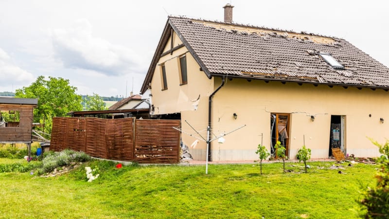 Exploze fotovoltaiky rozmetala dům na Náchodsku. Podívejte se na exkluzivní záběry hasičů