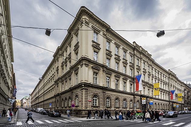 Přesun miliardového majetku v centru Prahy. Pošta tají, kdo chce její slavné sídlo