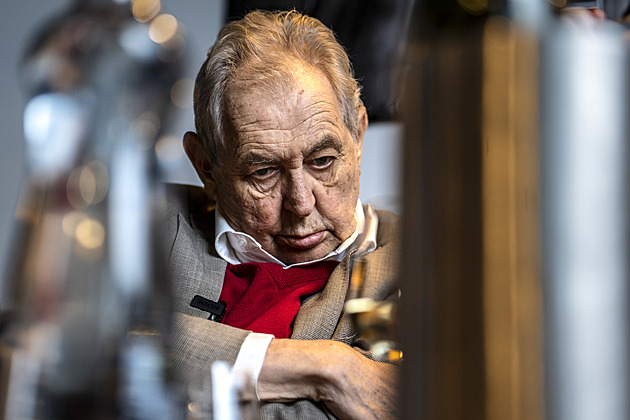 Exprezident Zeman zůstává po operaci v nemocnici, zrušil pracovní program