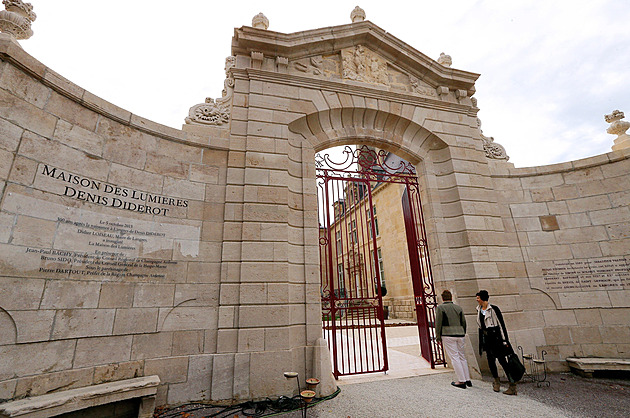 Balkon Louvru nesnímala kamera. Lupiči udeřili v dalším muzeu, zcizili cenné mince