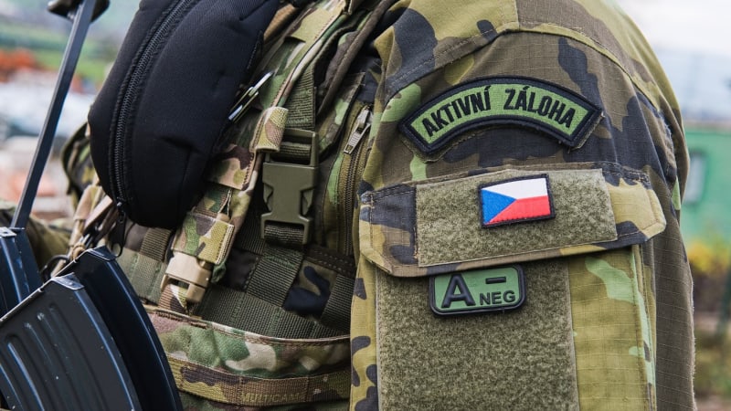 Nedostatek vojáků? Do aktivních záloh vstupují i mladí politici, neodradil je ani výcvik