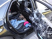 Zloděj vykrádal auta a způsobil škody za statisíce, jedno jen schválně poškodil