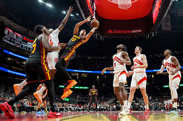 Krejčí se proti Torontu neprosadil, Atlanta prohrála. Za obhájce zazářil Adetokunbo