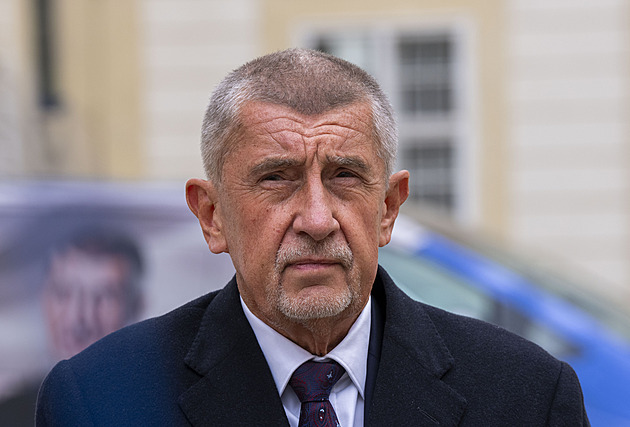 Fialova vláda nafoukla 15 miliard příjmů, tvrdí Babiš. Oklamali úředníky, dodává