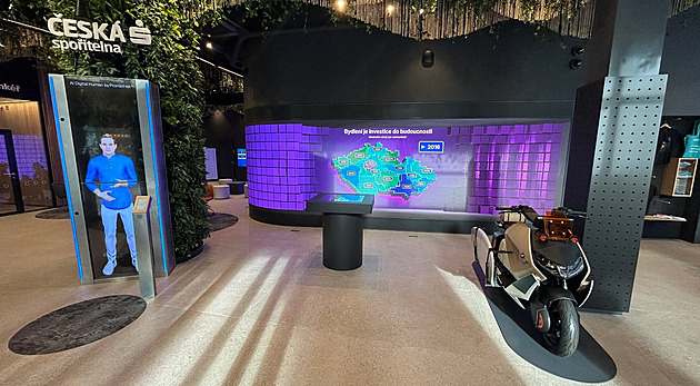 Spořitelna má první pobočku, která nikdy nezavírá. Poradí v ní umělá inteligence