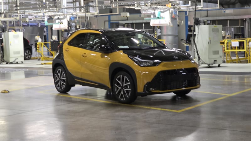 Toyota představila nejlevnější hybrid na trhu. S bonusy se vejde pod 400 tisíc