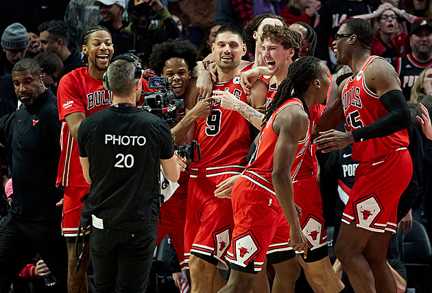 Chicago slaví vítěznou trefu s klaksonem, Jokič zazářil i proti „Baby Jokičovi“