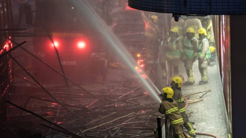 Masivní požár bytového komplexu v Hongkongu: Čtyři mrtví, další lidé nemohou ven