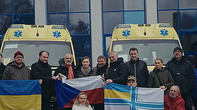 Petronel s Uriášem vyrazili na Ukrajinu. Paramedikům dovezli sanitky