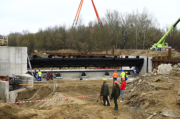 Miliony kubíků vody pro les Soutoku zajistí nový jez na Dyji, má první klapku