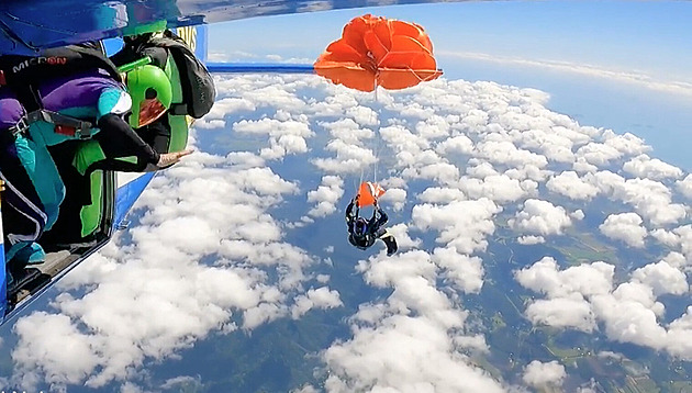 VIDEO: Drama ve vzduchu. Parašutistovi se zamotal padák do ocasu letadla