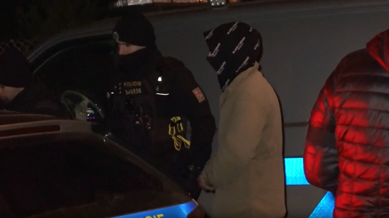 Exkluzivní záběry: Podezřelý z únosu chlapce na Zlínsku zpět na místě činu. Přivezla ho policie