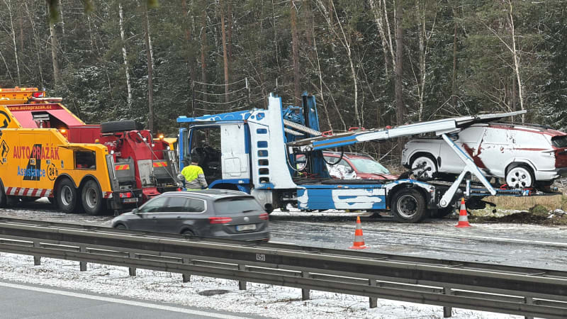 Hromadná nehoda na D1: Srazilo se nákladní a devět osobních aut. Doprava je omezená