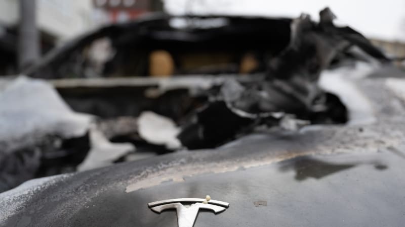 Tesla má problém: Kvůli nefunkčním klikám dveří zemřelo 15 lidí, z auta je past, tvrdí agentura