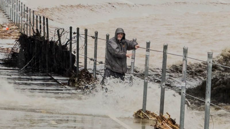 OBRAZEM: Kalifornii ničí nejdeštivější Vánoce za poslední roky. Záchranáři sčítají mrtvé
