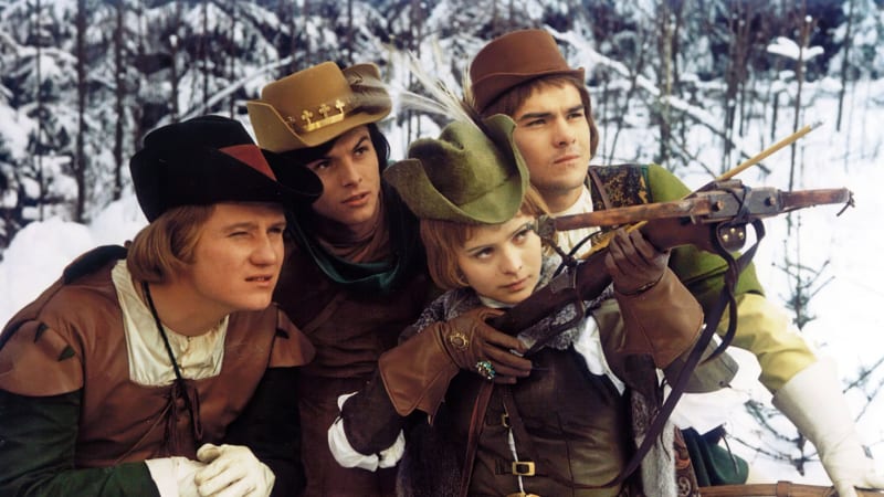 Místo na sněhu měla Popelka běhat po rozkvetlé louce. Jak vznikala legendární pohádka?