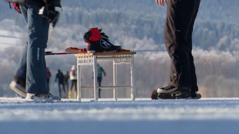 Lidé na Lipně bruslí na tenkém ledě. Nebezpečný hazard, varují hasiči