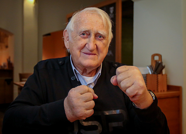 Box použil mimo ring jen jednou, když ho s tržbou přepadlo šest chlápků. Ubránil ji