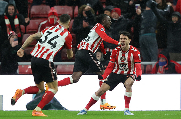 ONLINE: Sunderland hraje proti Leedsu, pak derby Crystal Palace s Tottenhamem