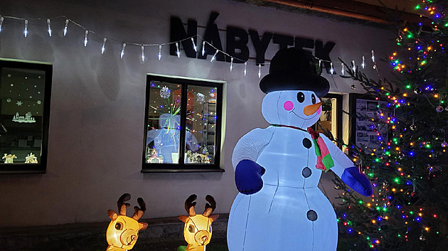 Jesličky za okny i ve výlohách. Z covidové nouze se stala nová tradice