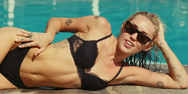 Kvůli dortu. Byla jsem první obětí cancel culture, myslí si zpěvačka Miley Cyrusová