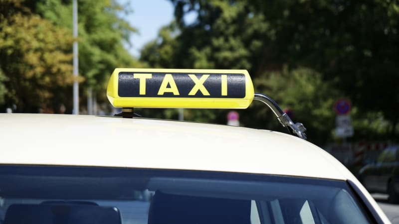 Vražedný útok v Düsseldorfu: Střelec vypálil na pasažéra taxíku 10 ran, stále je na útěku