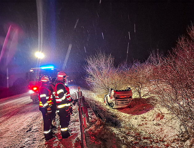 Řidič nezvládl po silvestrovské oslavě jízdu na sněhu, auto převrátil na střechu