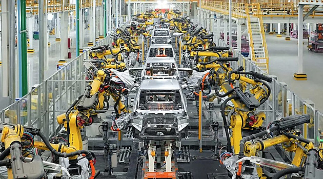 Souboj elektromobilek: Tesla poražena, v prodejích ji předjel čínský BYD