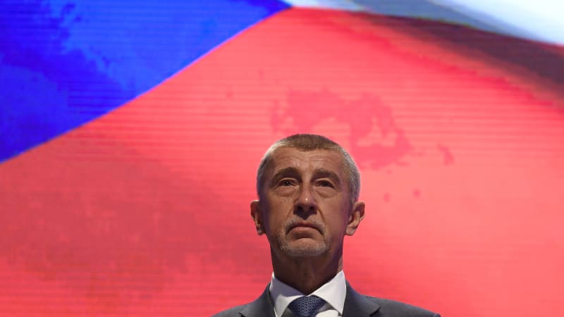 Babišův nápad na Den české vlajky má háček. Modrý klín na praporu je záhadou