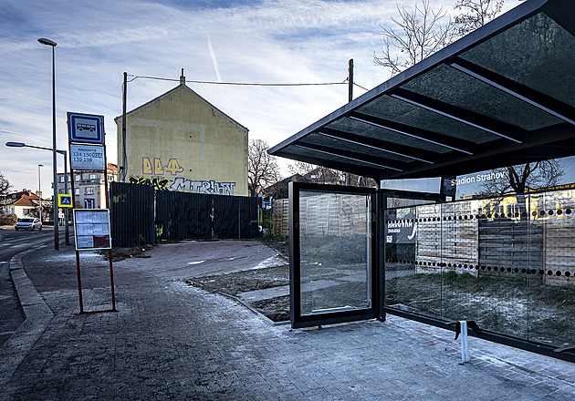 Hadovitá, nebo Stadion Strahov? Zastávka má nový přístřešek, ale s chybným názvem
