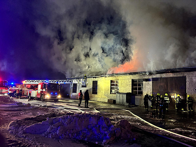 V Tehově hořela hala na opravu traktorů, zásah komplikovala mrznoucí voda