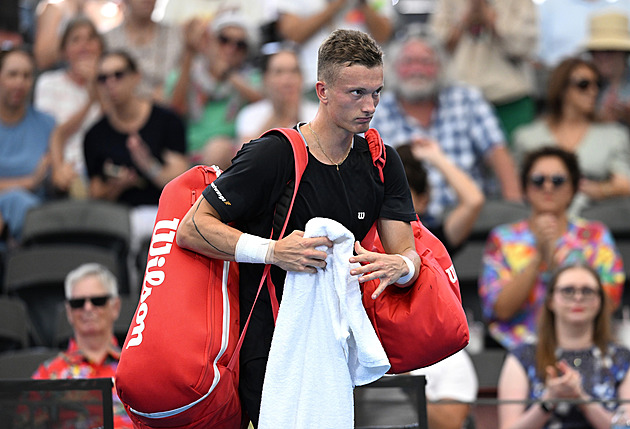 Lehečka titul v Brisbane neobhájí, vzdal kvůli bolestem. Nosková postupuje