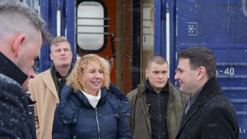 REPORTÁŽ: Salvy raket a tiskovka v krytu. Macinkovu cestu na Ukrajinu uzavřela nečekaná žaloba