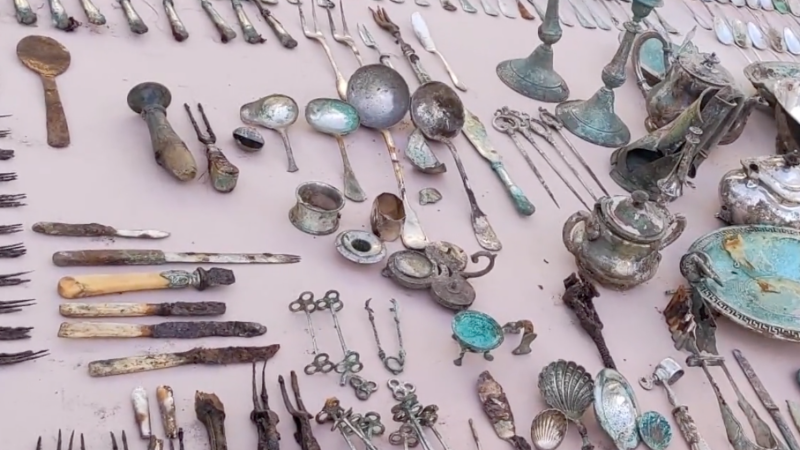 U zámečku na Liberecku vykopali poklad. Stříbro po magnátech našli na nečekaném místě