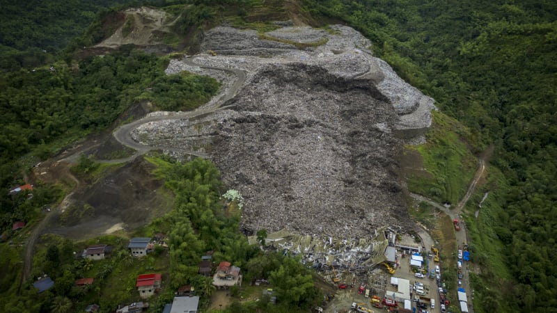 Hora z odpadků na Filipínách pohřbila desítky lidí. Hlášeni jsou mrtví, záběry ukazují zkázu