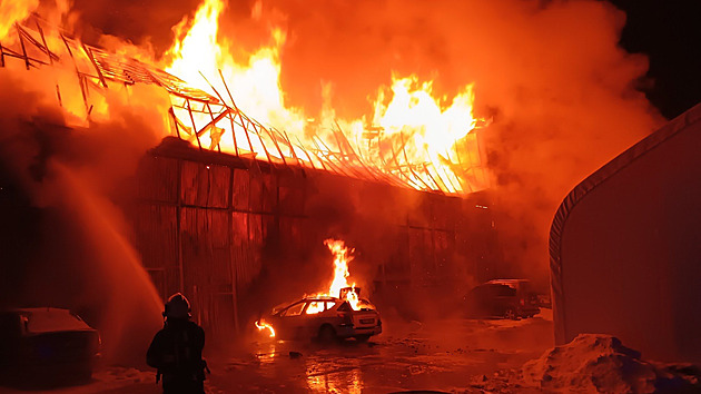 Od požáru auta vzplála na jihu Čech skladová hala, hasiči vyhlásili třetí stupeň