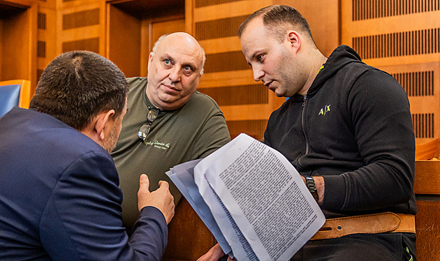 Zotročili si bezdomovce, ti jim roky posluhovali za almužnu, soudí kolotočáře