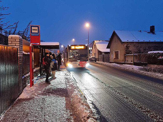 Ledovka v Praze ovlivnila spíše příměstské spoje, četné nehody odnesly jen plechy