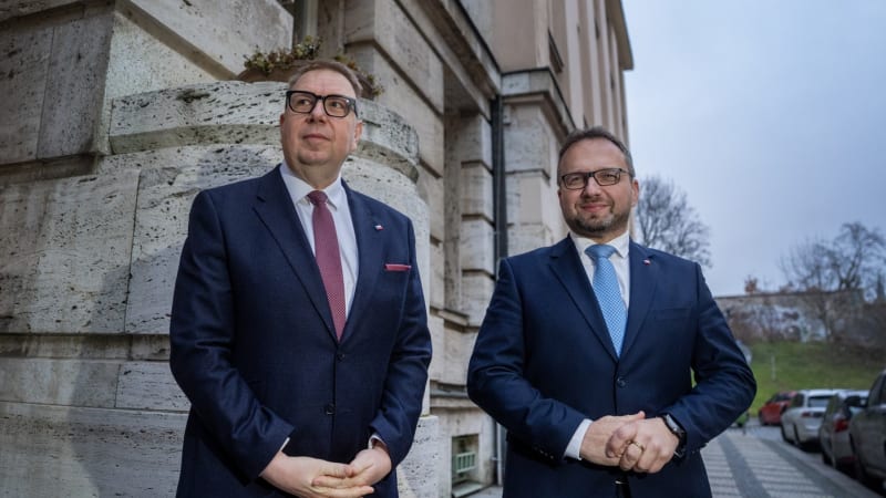 Vláda zpomalení růstu penzí nezruší. Kecy zmizely s volebními plakáty, vpálil jí Jurečka