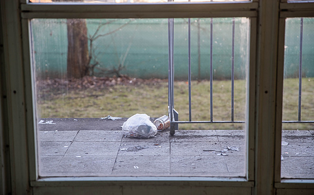 Žena znečišťuje dům fekáliemi a vyhrožuje ostatním. Sousedé jsou bezradní