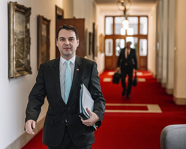 Senátoři „grilovali“ Macinku za postup v krizi. Není to fér, hájil kroky vlády