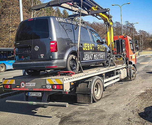 Nenávidí policii, brojí proti systému. Teď nebinárnímu Míšovi odtáhli auto